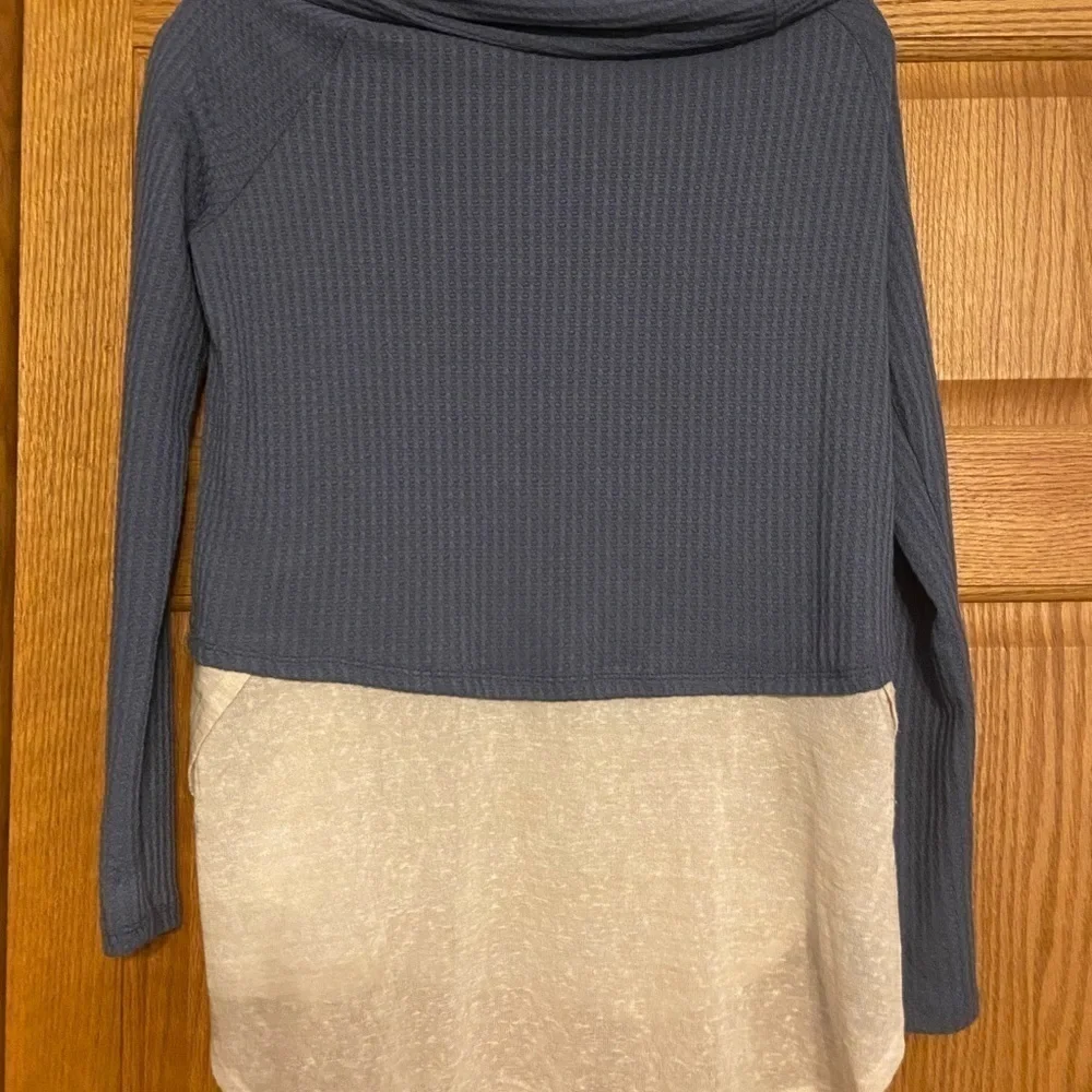 Lily White Long Sleeve Knit Top With Contrast Hem Medium